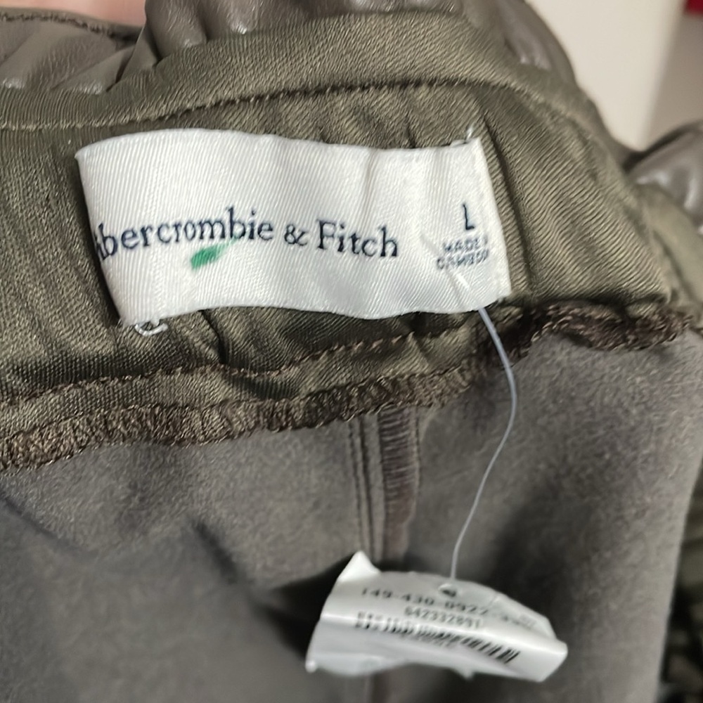 Abercrombie & Fitch Vegan Leather High Waist Paperbag Shorts Minimalist Neutral - Picture 4 of 6